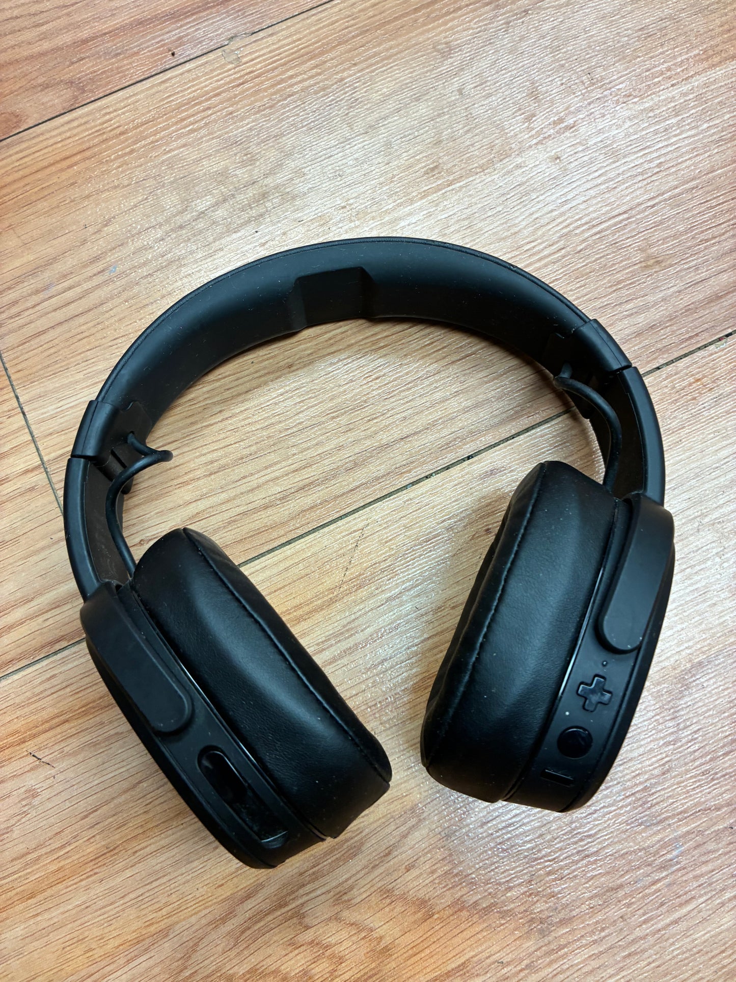 Skull candy over ear by headphones