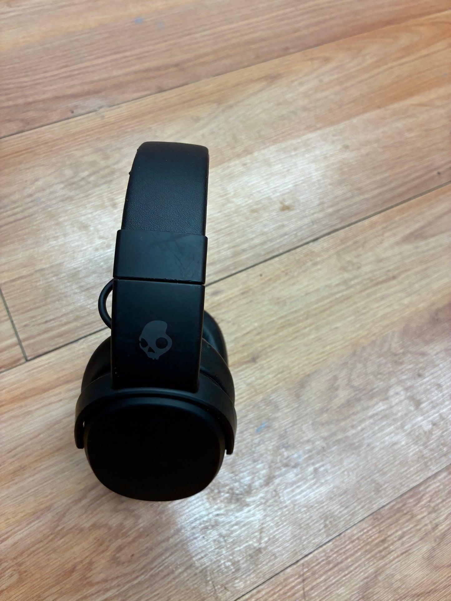 Skull candy over ear by headphones