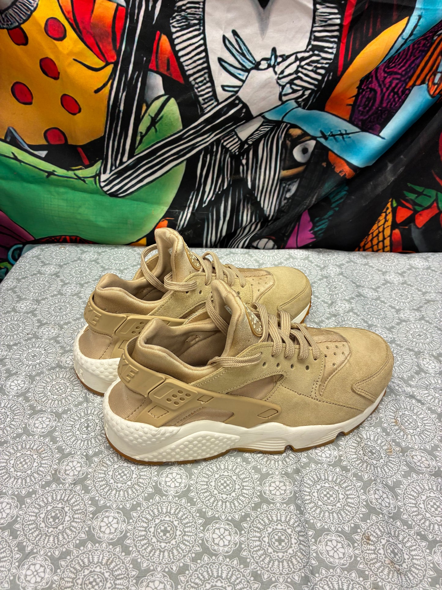 Nike Huarache – Beige / Tan Suede