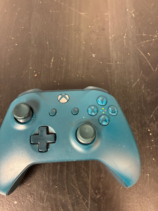 Xbox One Wireless Controller (black, pre-owned GameStop, no 3.5mm jack)
	•	Confirmed same as bottom right in first picture